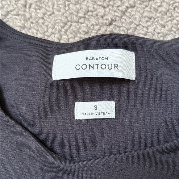 Aritzia contour Set of Black + White Sleeveless Tank Tops - Picture 3 of 9
